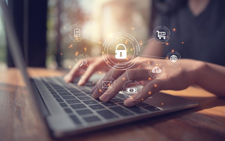 фото, руки на клавиатуре