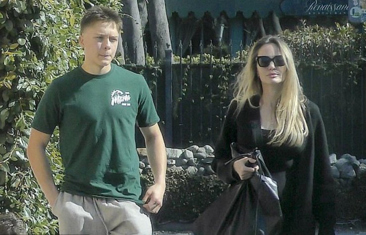 Анджелина Джоли с сыном Ноксом