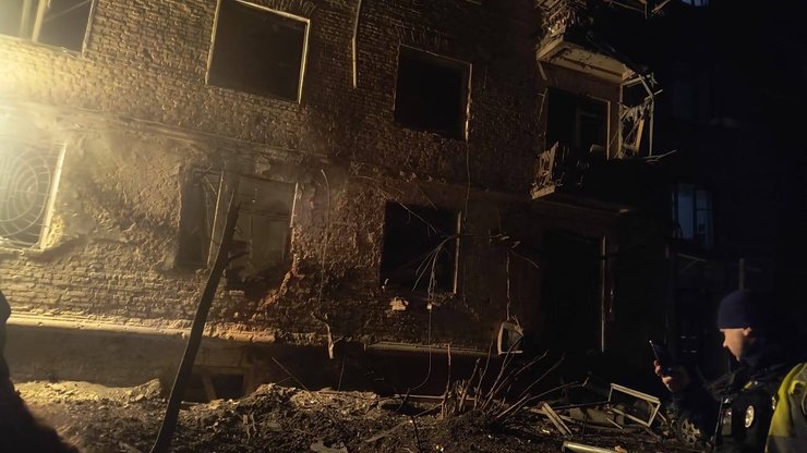 Пошкоджена багатоповерхівка у Чернігові