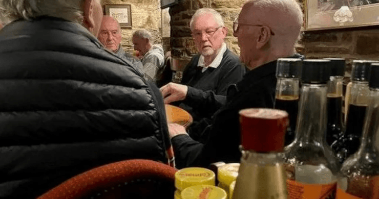 Друзья 56 лет каждый четверг собираются на пиво