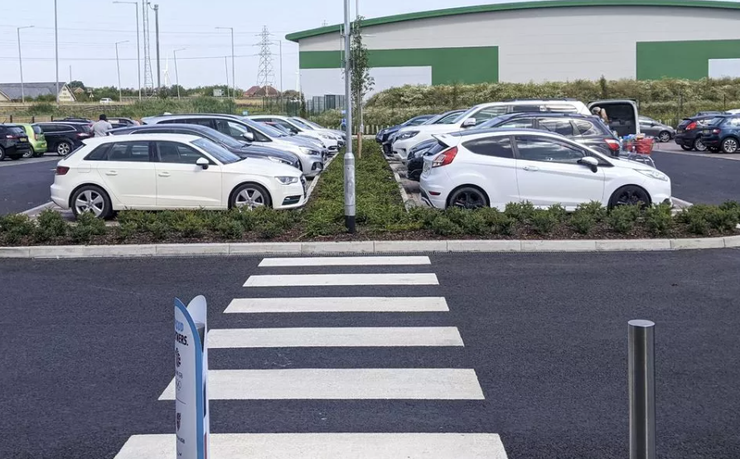 Дорога без назначения, в сети показали самую нелепую в мире дорогу, абсурдный переход, Великобритания