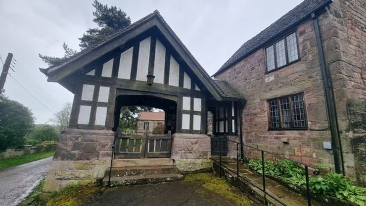 Секретне село, багаті люди, живуть лише багаті, багаті жителі, будинок у селі