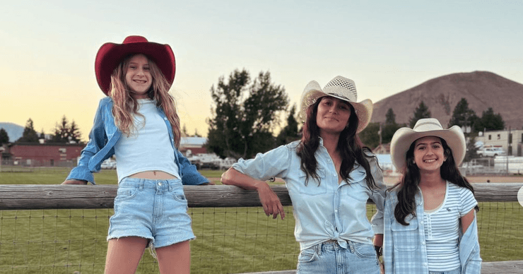 Эмма Хэминг-Уиллис с дочерьми