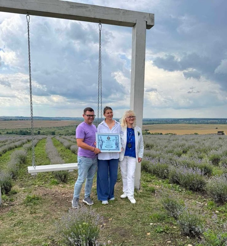 Андрій із дружиною на лавандовому полі