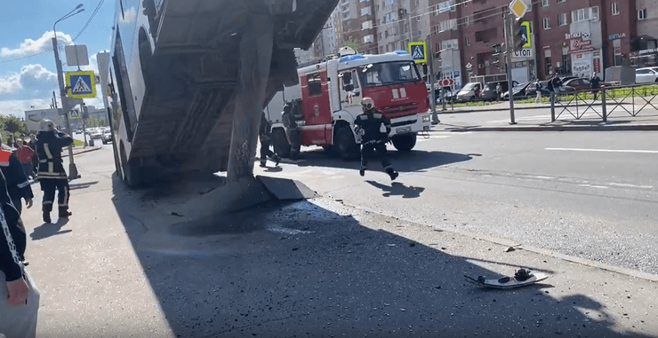автобус врезался в столб, пожарные