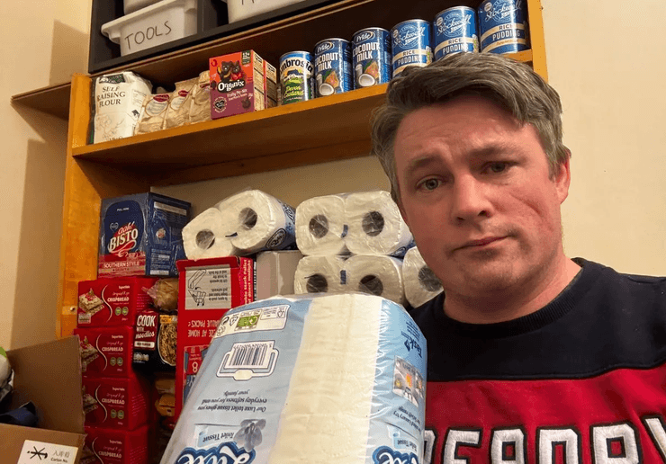 Британець готується до кінця світу, кінець світу, репетирує кінець світу, 260 км через гори, рюкзак із припасами, ходить на роботу через гори,