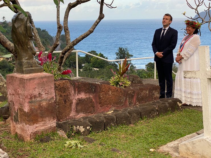 Эммануэль Макрон, Таити, французская полинезия, хива-оа, могила поля гогена