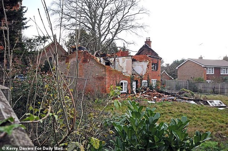 Объявление о продаже разрушенного коттеджа за $600 тысяч вызвало волну саркастических комментариев в соцсетях.