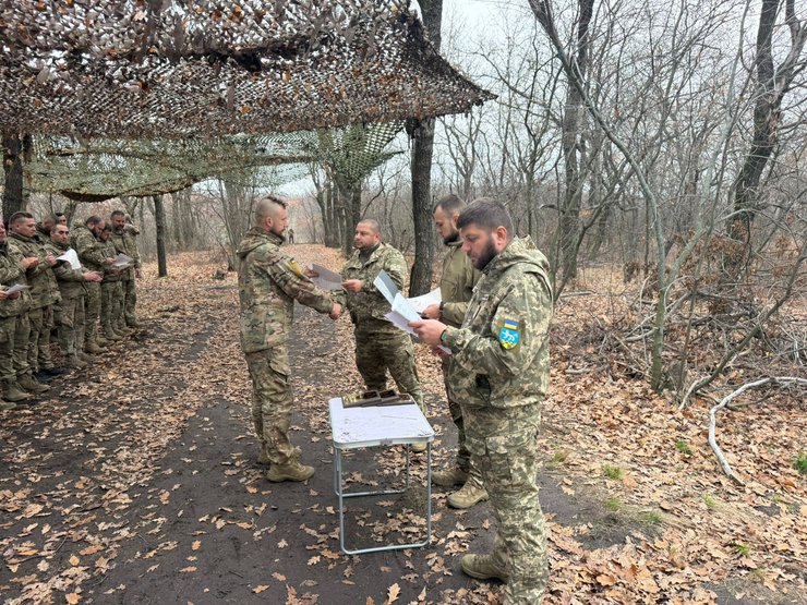 Фото з випуску сержантів ЗСУ з навчального центру, листопад 2025 року
