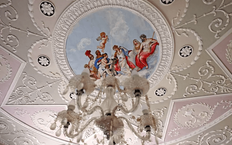 Відділ стелі вражає кількістю дрібних деталей