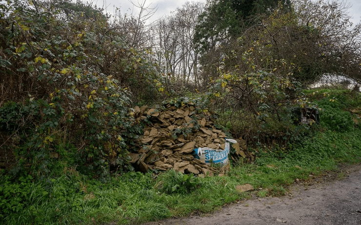 Пенсионер может сесть в тюрьму, стена, фермер построил стену, суд, штраф, разрушение "исторической" стены, земельный участок,
