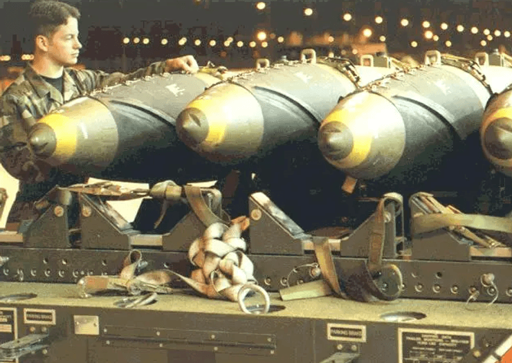 літак бомбардувальник, авіабомба, стелс-бомбардувальник, B-2A Spirit, високоточні боєприпаси, боєприпаси класу "повітря-земля", боєприпаси з супутниковим наведенням, повітряний бій, боєприпас GPS Aided Munition, боєприпас GAM, Joint GPS-наведенням