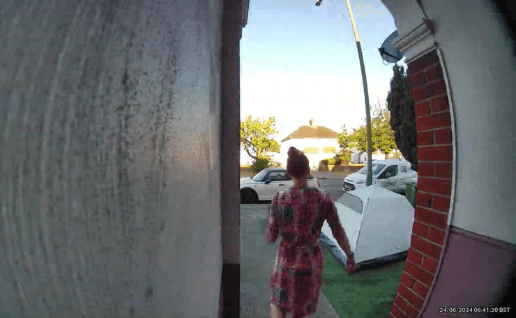 Незнайомець ночує на чужому подвір'ї, намет перед будинком, намет у саду, незнайомець із наметом, чоловік спав у саду жінки, дверний дзвінок