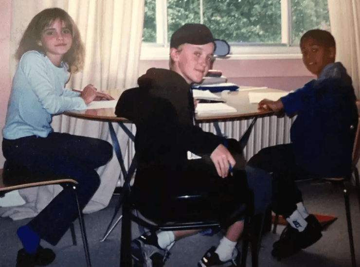 Юная Эмма Уотсон сидит за столом рядом с Томом Фелтоном в детстве