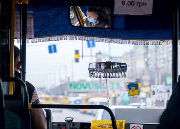 В маршрутках до сих пор пассажиры рассчитываются наличными