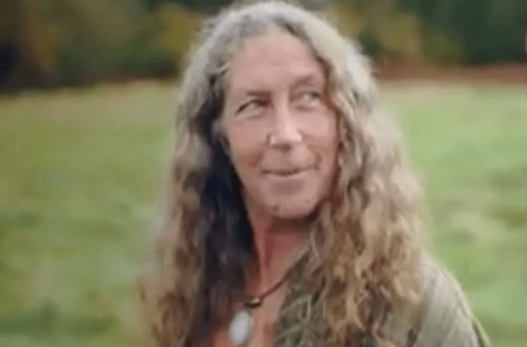 Жизнь вдали от цивилизации, жизнь в дикой природе, 6 самых одиноких людей в мире, вдали от города, городская суета, монах в горах, сбежала в Сибирь, женщина хоббит