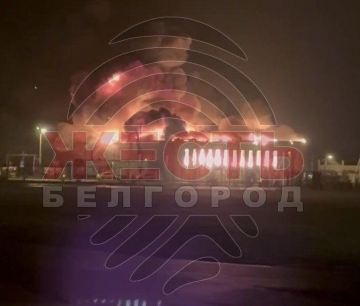 В Короче горит торговый центр