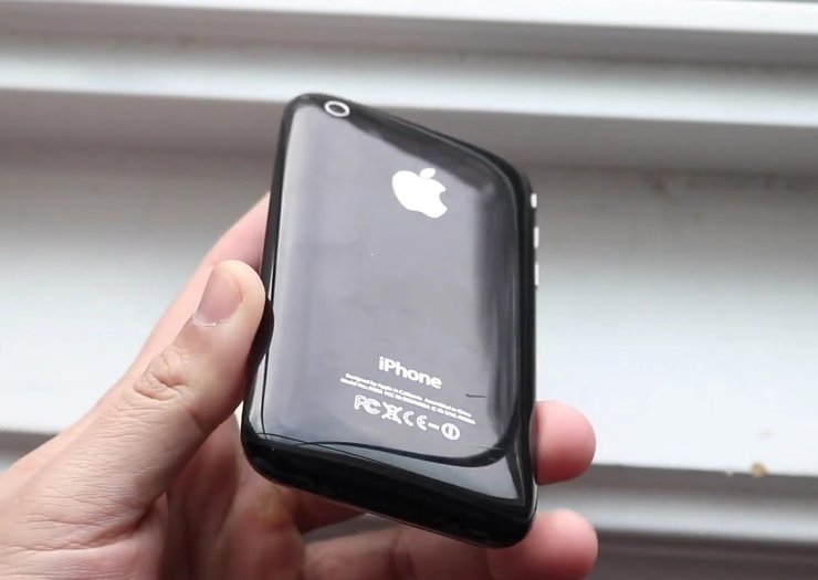 Смартфон iPhone 3G от Apple в руках