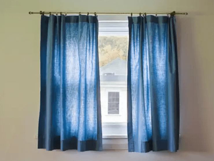 Синие шторы на окне