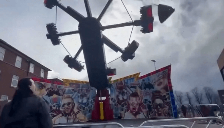 Поламаний атракціон, ярмарок, карусель, зламаний атракціон, жах на ярмарку, студенти, відлетіла частина атракціону, мама