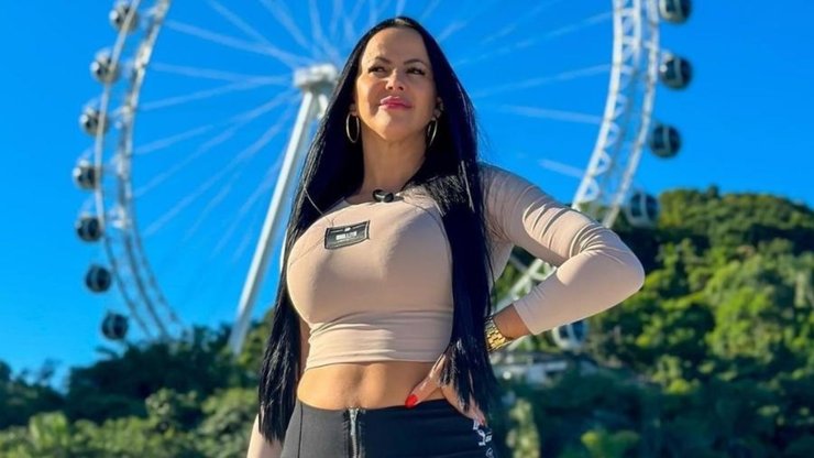 Блогерка, фітнес-тренер Бел Пончано, вертоліт, скидала гроші з вертольота, викидає гроші в повітря, натовп туристів, пляж, гроші