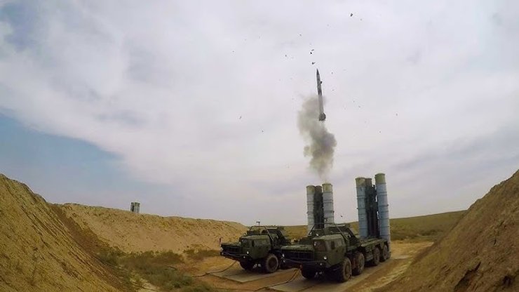 Боевые пуски зенитных управляемых ракет систем С-400 на полигоне Ашулук