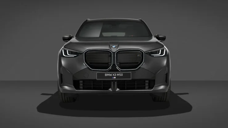 Новий кросовер BMW X3 M50 xDrive у темному кольорі з опціональним пакетом Black Package
