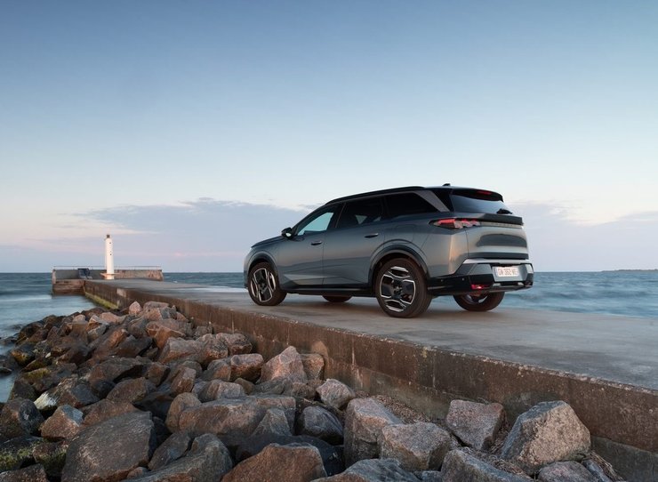 новий пежо 5008