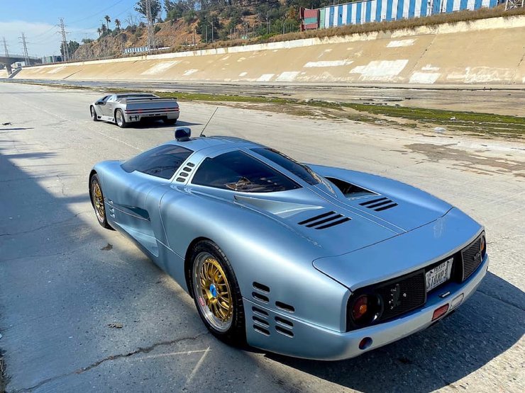 Isdera Commendatore 112i и Vector W8 (на заднем плане)