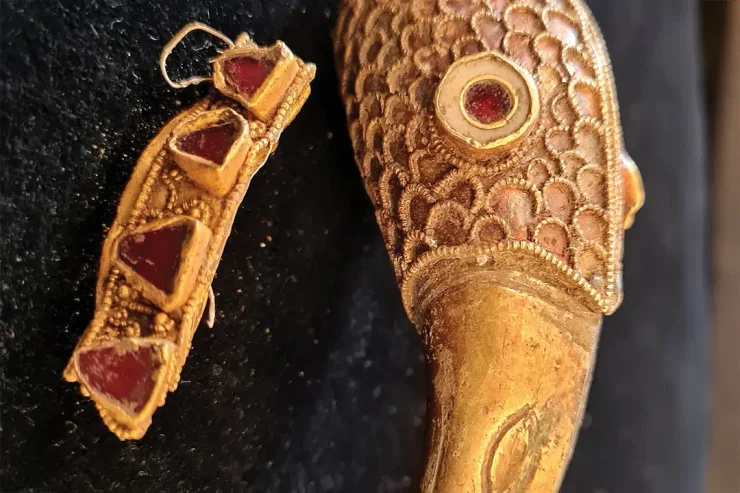 артефакты золото украшения гранат ювелирное изделие находка