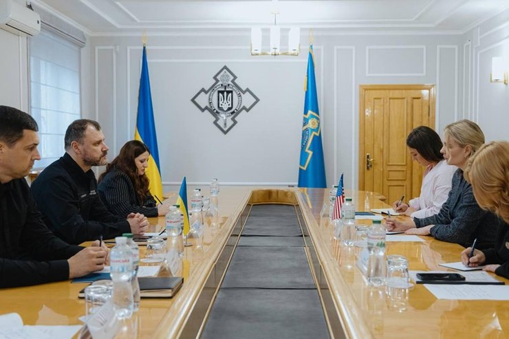 Секретарь СНБО Игорь Клименко и руководительница благотворительного фонда R.T. Weatherman Foundation Меган Моббс во время встречи, посвященной гуманитарным проектам в Украине