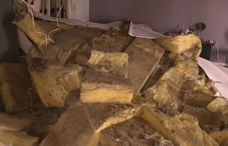 Потолок упал на пенсионерку, упал потолок, обрушился потолок, пенсионерка попала в ловушку, на женщину упал потолок