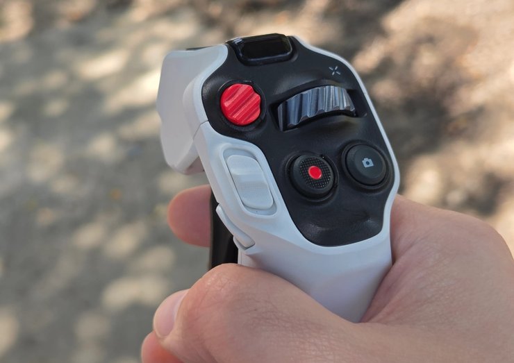 Контролер Grip для дрона Antigravity в руке