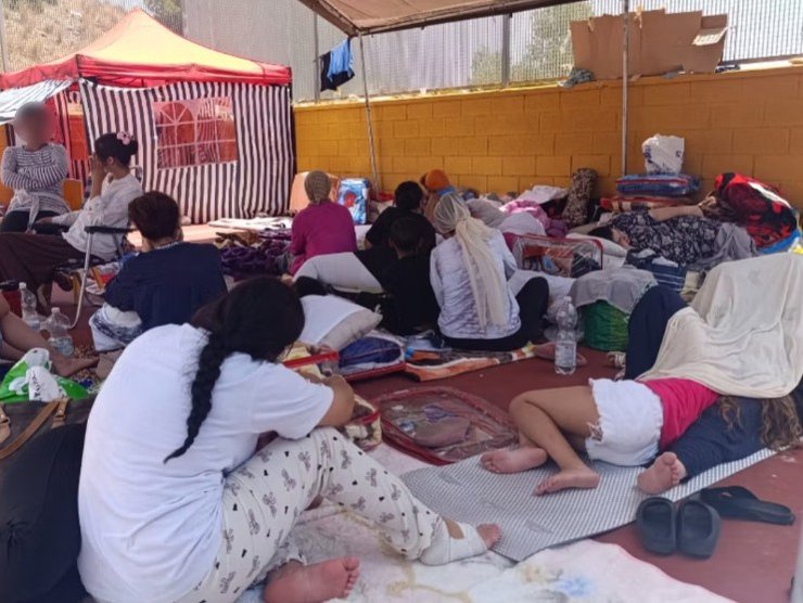 фото жінок, дітей та чоловіків у міграційному таборі в Сеуті