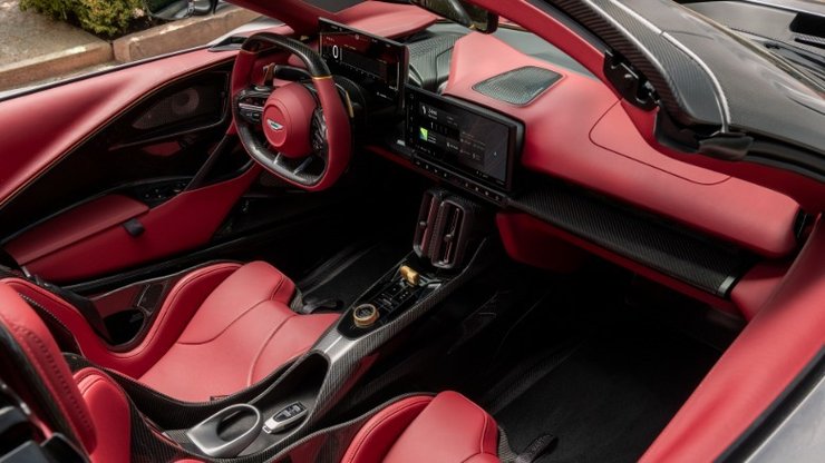 Рабочее место водителя и красный кожаный салон суперкара Aston Martin Valhalla Spider