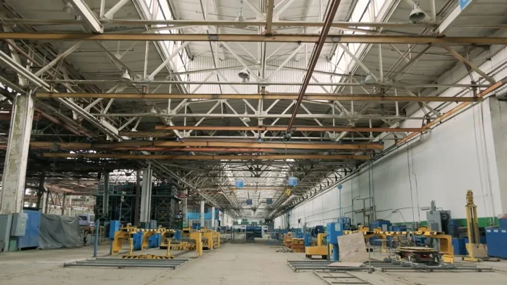 В некоторых цехах ЛАЗа сохранилось оборудование.