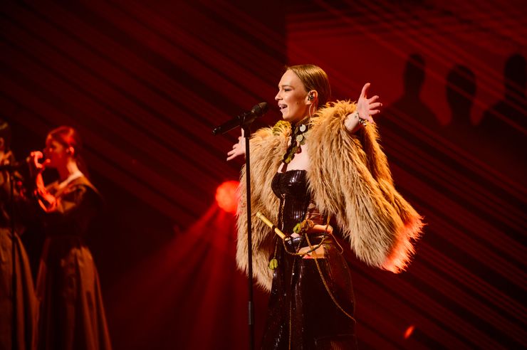 Анка про Ивана Клименко, Анка про Тину Кароль, Анка про жизнь за границей