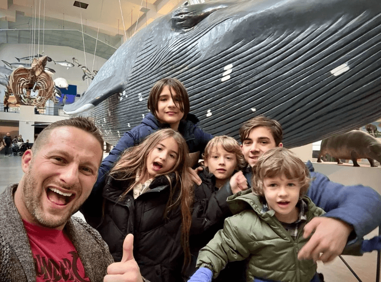 Воспитание детей с ИИ, Адам Лайонс с семьей