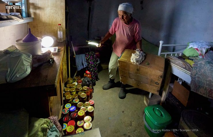 Пенсионерка выращивает овощи и делает запасы на зиму Фото: Sergey Kozlov EPA