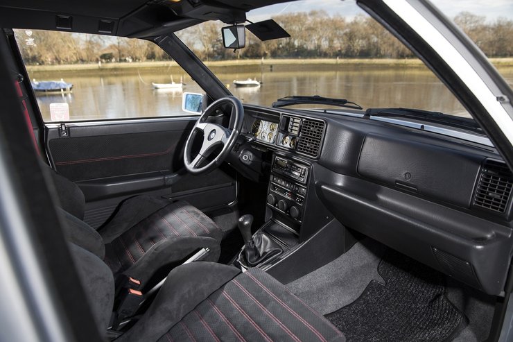 В салоне хэтчбека установлены спортивные кресла и руль