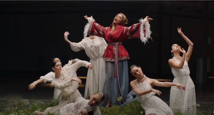 Ани Лорак в вышиванке