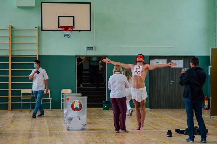 фото, перформанс художника Алексея Кузьмича на изби­ра­тель­ном участке в Минске