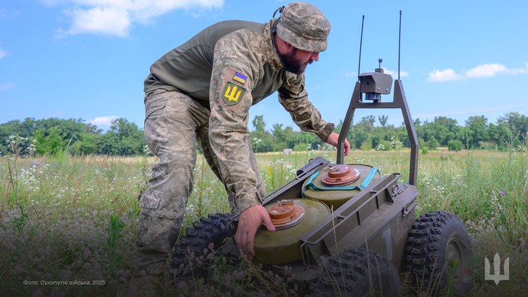 Солдат ЗСУ і наземний дрон
