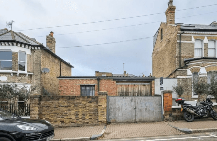 Выставленный на продажу гараж, гараж, дорогая недвижимость, есть потенциал, гараж переделывают под дом, можно сделать дом