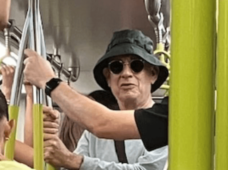 Том Генкс у метро