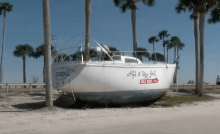 Парусник Shenanigans, лодка, лодка-призрак, судно, корабль, лодку выбросило на берег, огромный штраф, проданная лодка, предыдущий владелец, ураган выбросил лодку