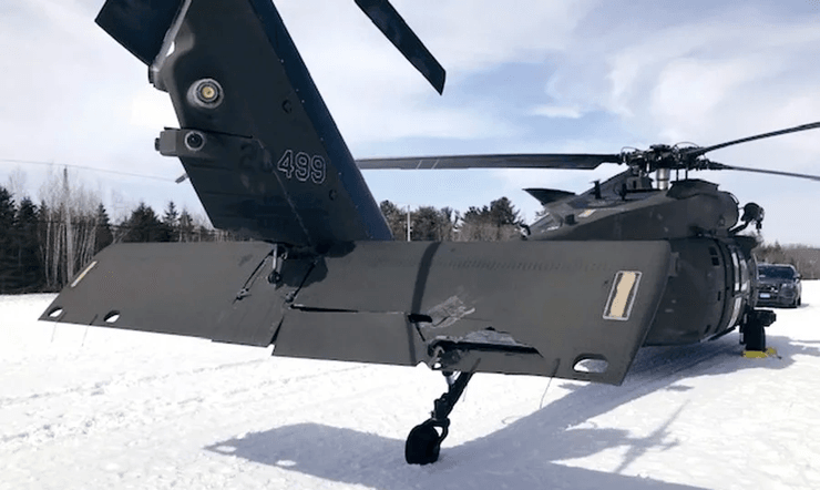 Вертолет Black Hawk, авария, мужчина врезался в вертолет, военный вертолет, посадка вертолета, снегоход, суд,