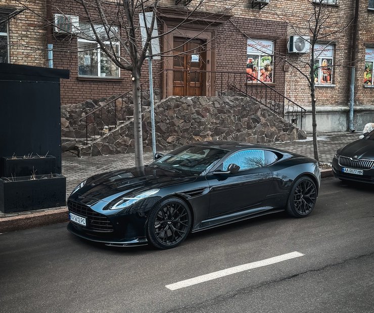 Aston Martin DB12