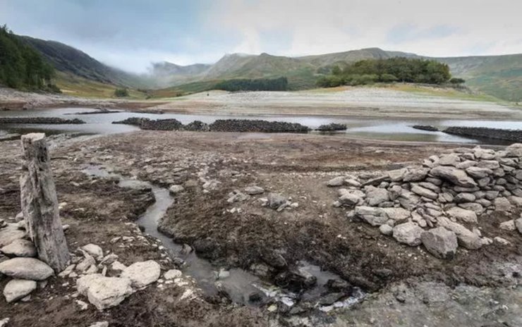 Затопленная деревня в Британии, старинная деревня, затопили деревню, водохранилище, принесли в жертву, подорвали здания, дамба