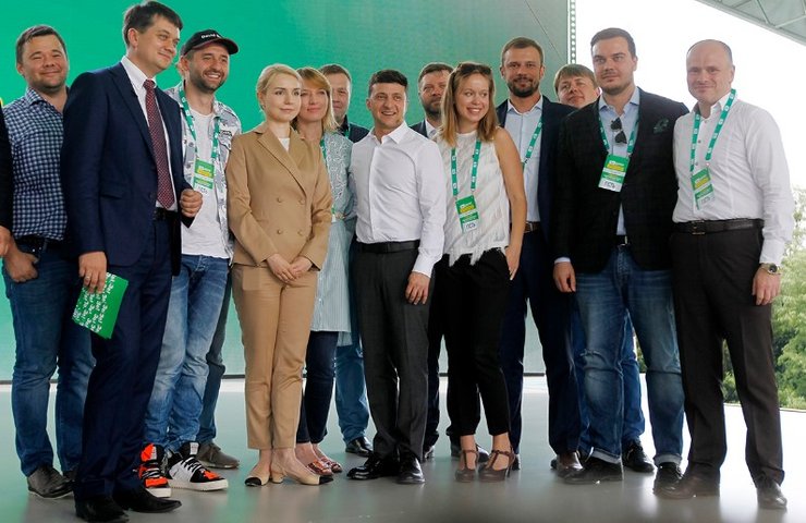 "Слуга народа" - провластная партия, рейтинг